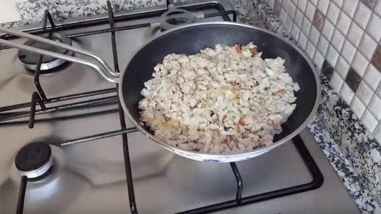 Ανακατέψτε το κρεμμύδι με κοτόπουλο και τηγανίζουμε.