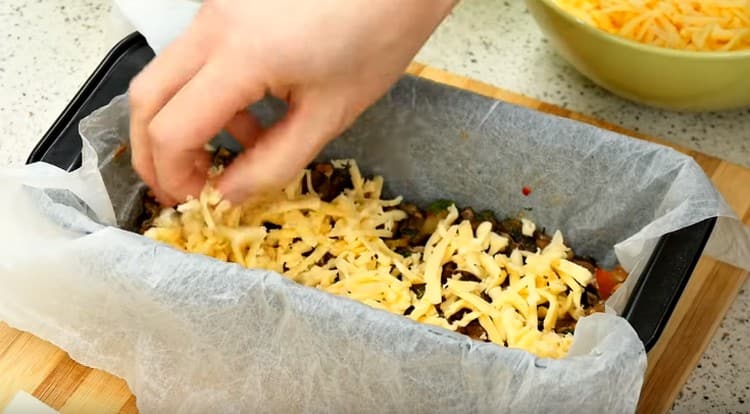 Cospargi il ripieno con uno strato di formaggio.