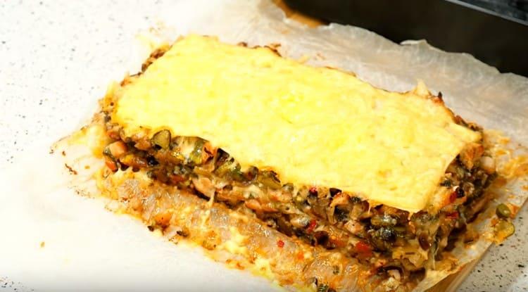 Ez a sütőben pita kenyérből készített darált lasagna kiadós, lédús és nagyon ízletes.