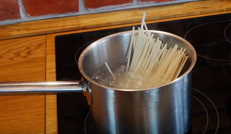 Cuocere i noodles fino a cottura.