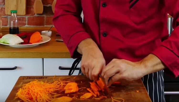 Tagliare le carote a strisce.