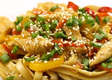 Wok tészta csirkével és zöldségekkel teriyaki szószban - a legnépszerűbb kínai étel 🍝