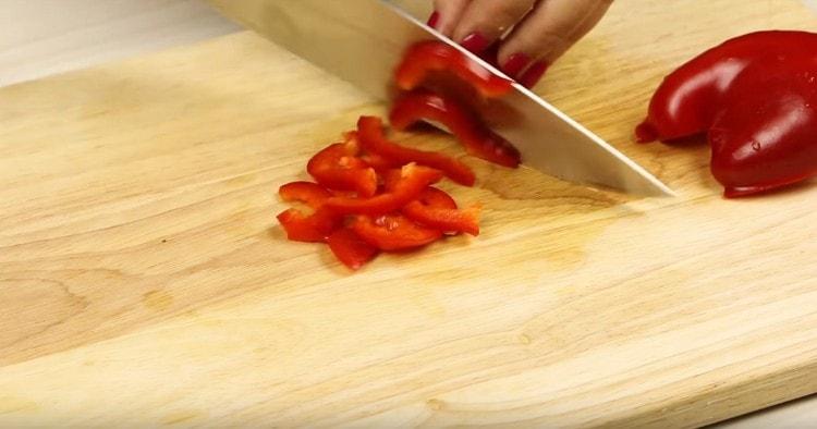 Nakrájejte papriku na proužky.
