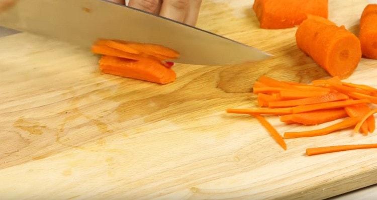 Нарязваме и моркови със сламки.