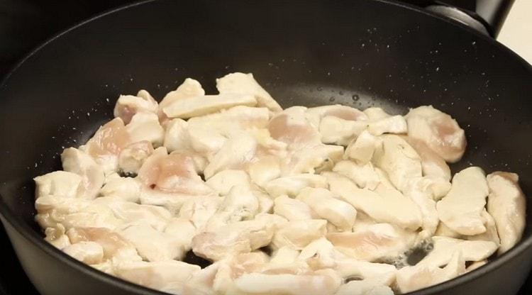 Friggere il filetto di pollo fino a doratura.