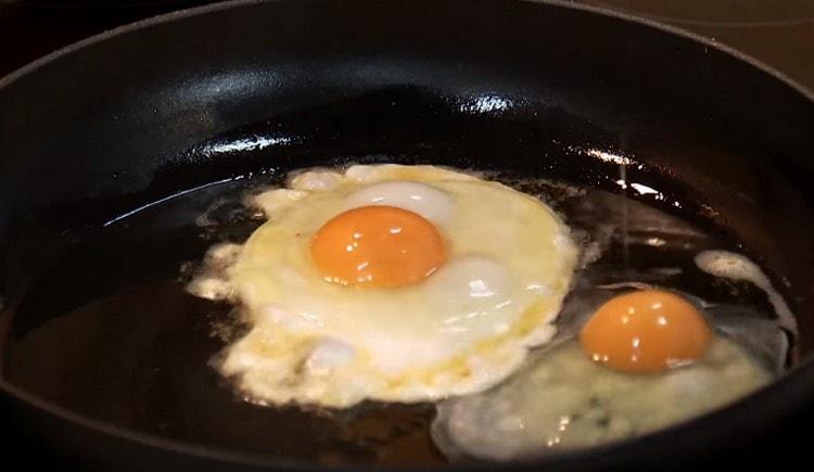 Atskirai pakepinti kepti kiaušiniai su pakepintais kiaušiniais.