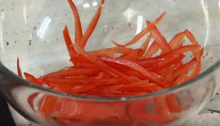 Sladká paprika nakrájená na tenké proužky.