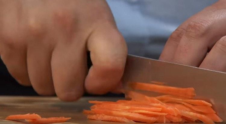 Нарежете морковите със същите ивици.