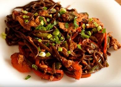 Ricetta per spaghetti di soba con pollo e verdure con salsa teriyaki 🍝