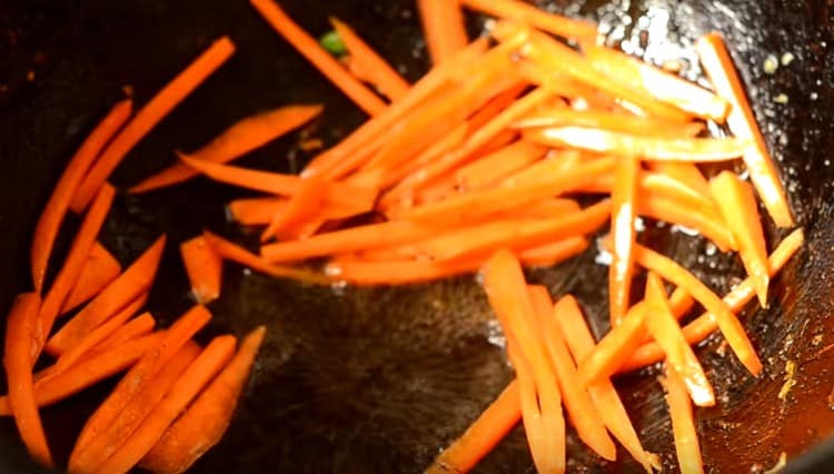 Wir nehmen das Filet aus der Pfanne, braten stattdessen die Karotten an.
