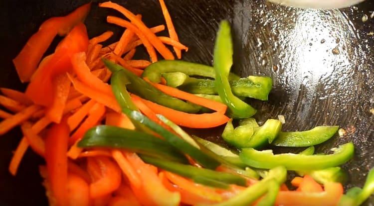 Aggiungi il peperone alle carote.