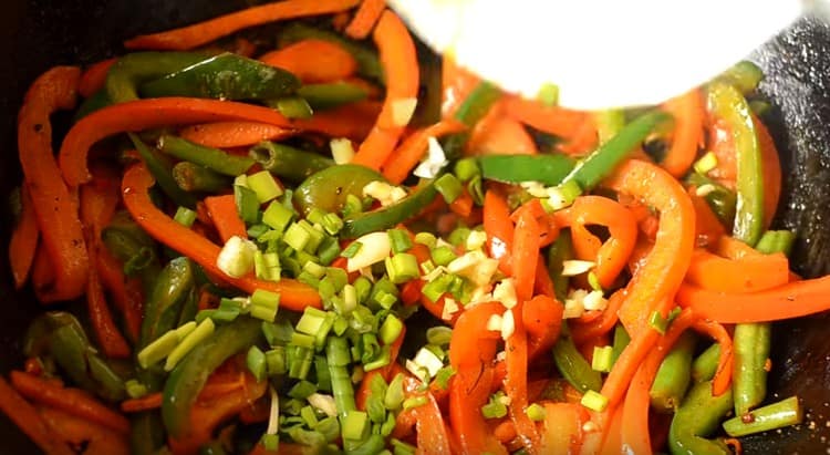 Do zeleniny přidejte nakrájenou zelenou cibuli.