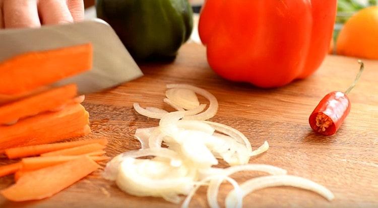 Κόψτε τα καρότα σε λεπτές ραβδώσεις.