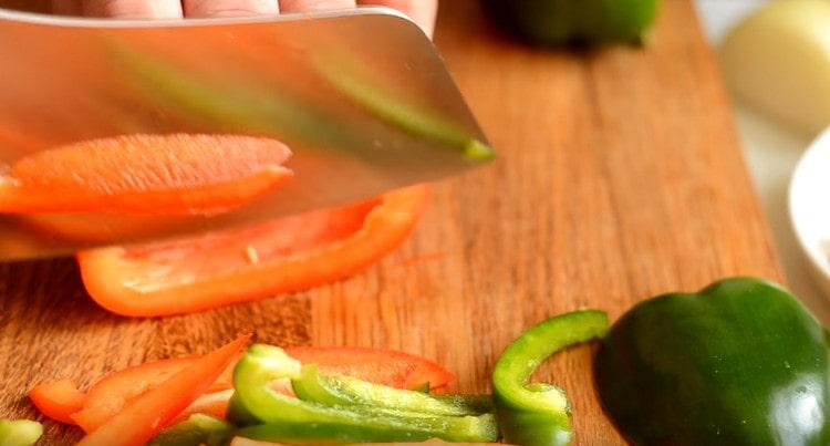 Κόψτε την πιπεριά σε λωρίδες.