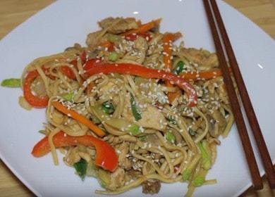 Udon noodles na may manok at gulay - isang napaka-simple at masarap na pagkaing Asyano Asian