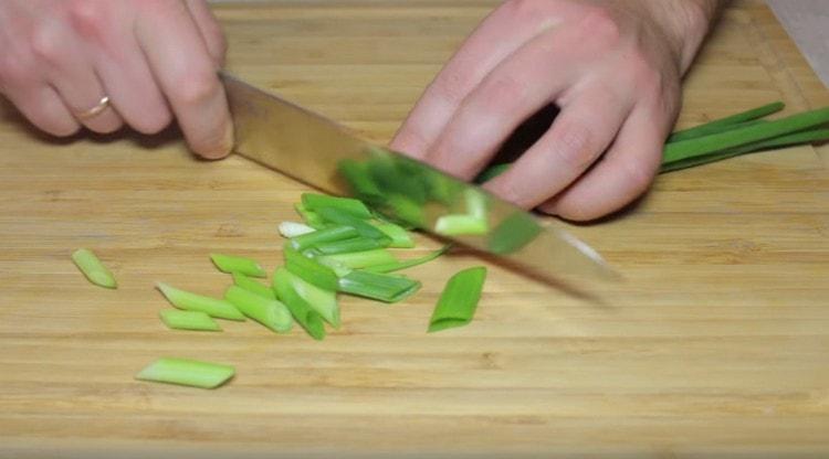 Älä leikkaa vihreää sipulia.