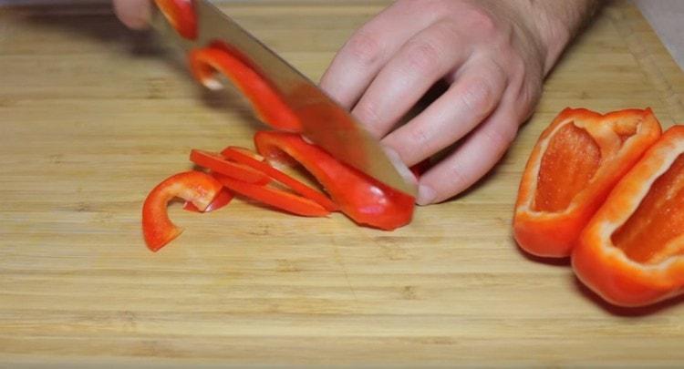 Le cannucce tagliano il peperone dolce.