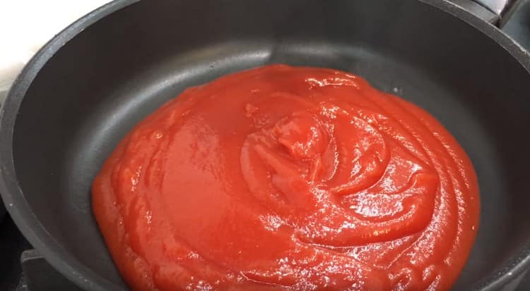 Versa il ketchup nella padella.