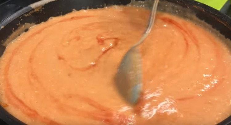 Lascia cuocere la salsa per qualche minuto.