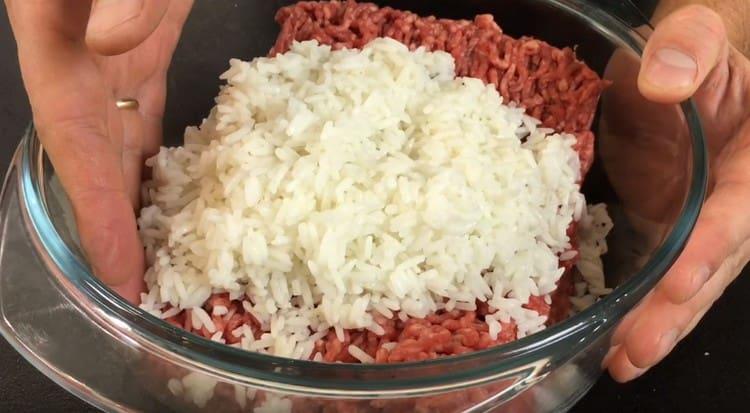 يخلط الأرز مع اللحم المفروم.
