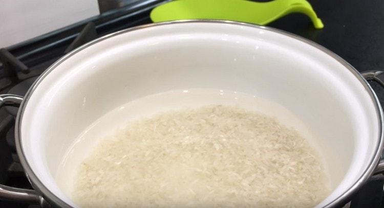 Για να ξεκινήσουμε, συγκολλούμε το ρύζι.