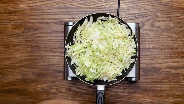 Ανακατέψτε το λάχανο και σάλτσα σε μια κατσαρόλα.