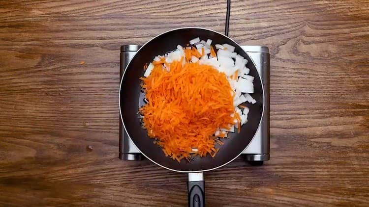 Macinare le cipolle, grattugiare le carote e friggerle in una padella separata.