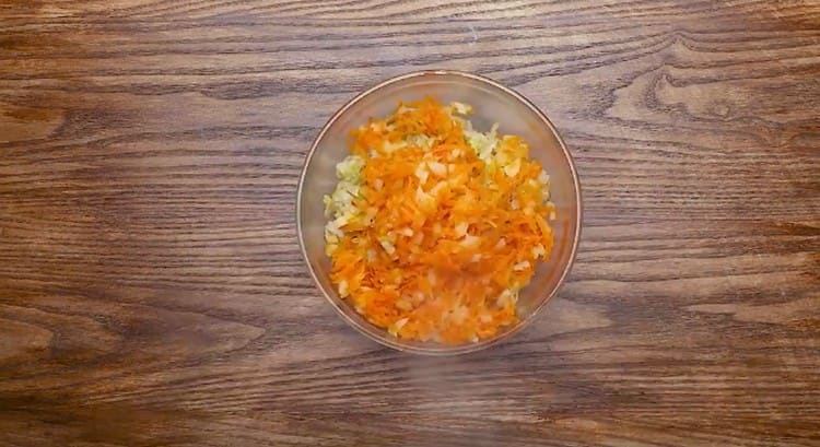 Yhdistämme sipulit porkkanan, kaalin ja jauhelihan kanssa.