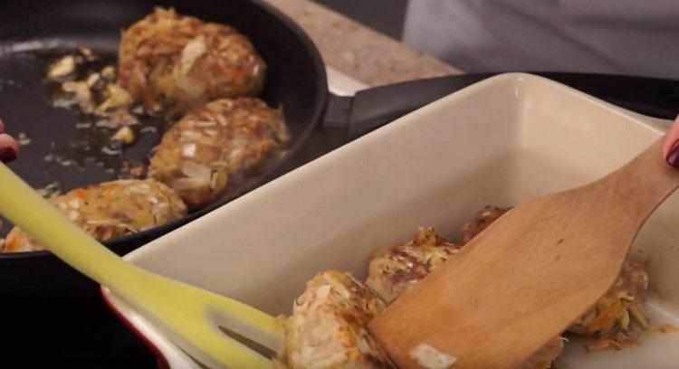 Βάλτε τους τηγανισμένους ρόλους λάχανων σε ένα ταψί.