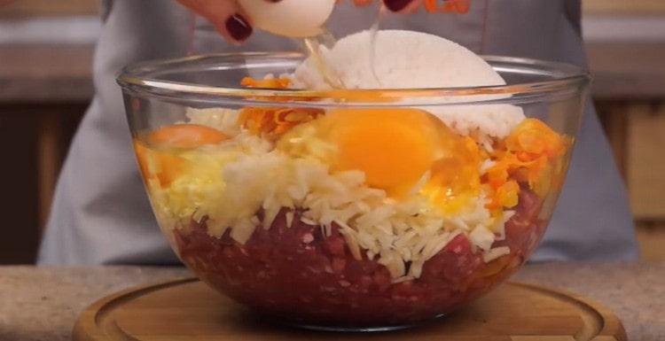 Jauheliha, kaali, sipulit ja porkkanat ja riisi yhdistetään yhdessä kulhossa, lisää munat.