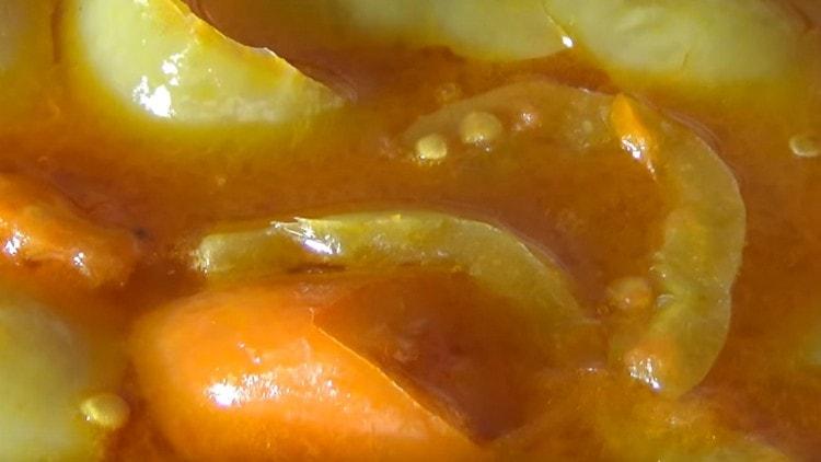 Απλώστε πιπέρι και σκόρδο στη μάζα ντομάτας.