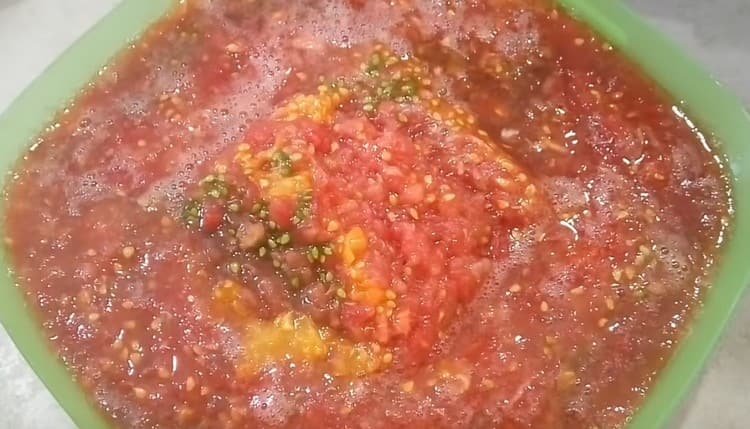 Mahlen Sie die Tomaten mit einem Mixer oder drei auf einer Reibe.