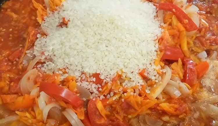 Προσθέστε ρύζι στη μάζα λαχανικών.