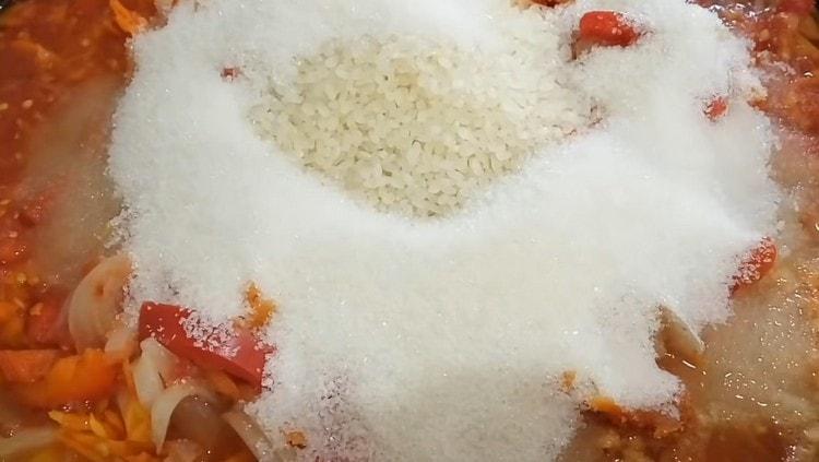 A rizst követően adjunk hozzá cukrot és sót.