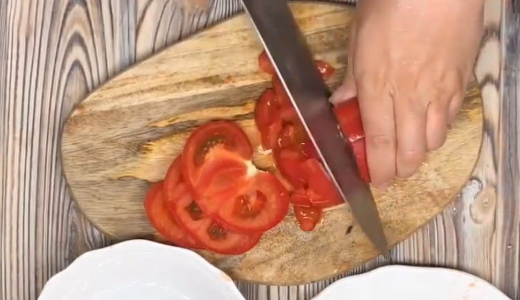 Pomidorus supjaustykite kubeliais.