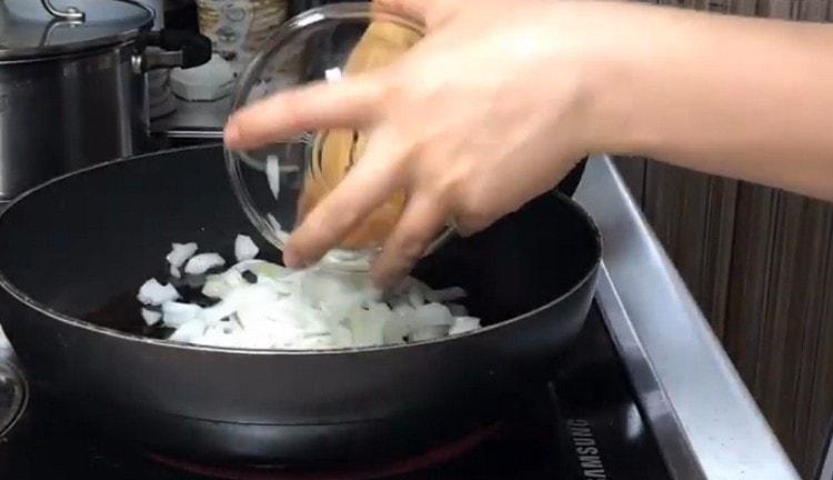 Friggere le cipolle in una padella.