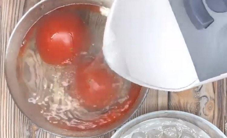 صب الطماطم في الماء المغلي.