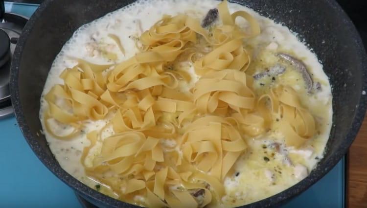 Διαδώστε τα ζυμαρικά σε μια κατσαρόλα.