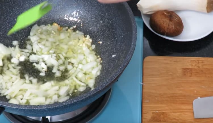 Διαδώστε το κρεμμύδι στο σκόρδο και τηγανίζουμε.