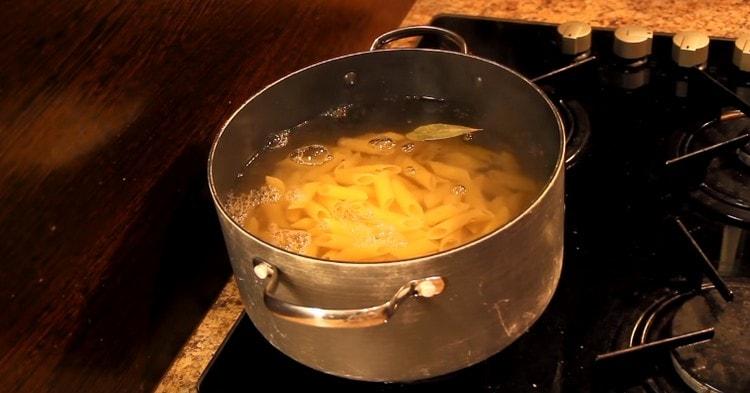Szétterítjük a tésztát a serpenyőben, főzzük, amíg gyengéd lesz.
