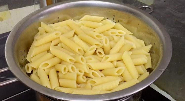 Valmis pasta lepää siivilässä.
