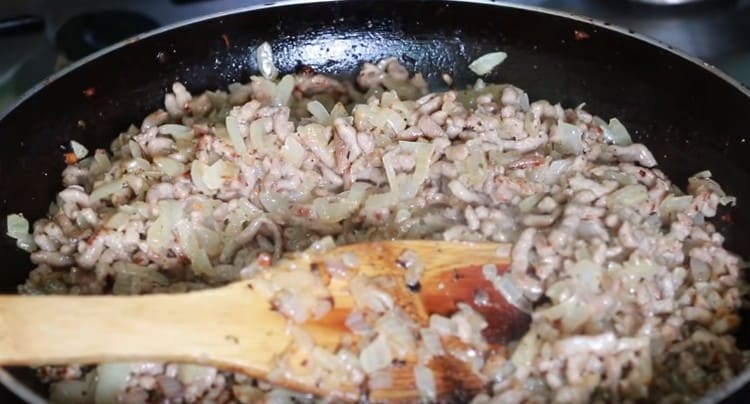Friggere la carne tritata con le cipolle fino a quando saranno tenere.
