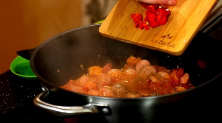Διαδώστε το πιπέρι τσίλι στο τηγάνι.