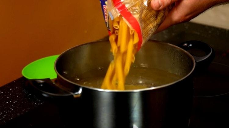 Vložte těstoviny do vroucí slané vody.