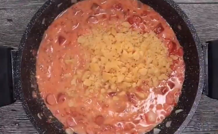 Aggiungi il formaggio cheddar alla salsa.