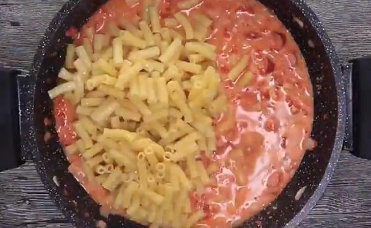 Сега можете да разпределите макароните в соса.