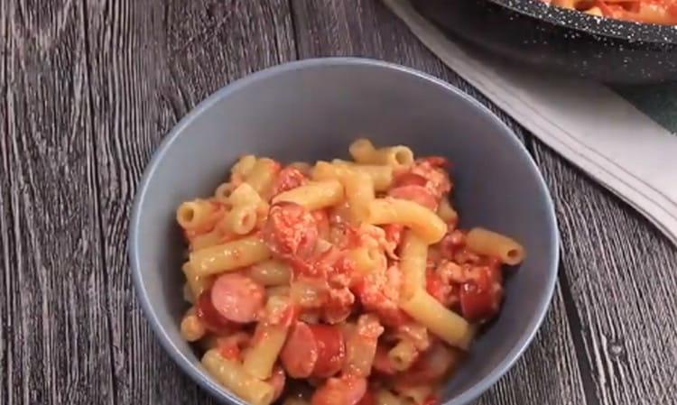 Tämä mielenkiintoinen resepti auttaa sinua keittämään herkullisia makkaraa pastaa.