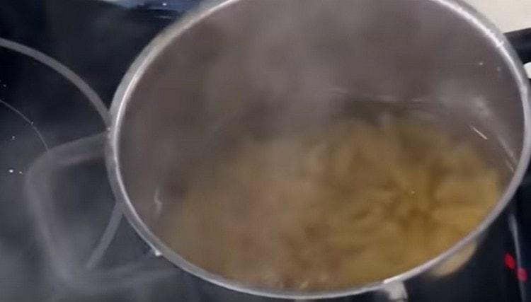 Ibuhos ang pasta sa tubig na kumukulo.