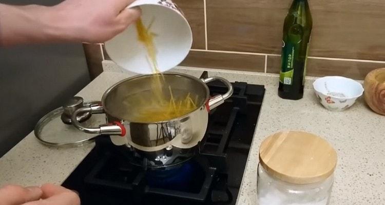 Spaghetti in kochendem Wasser verteilen und kochen.
