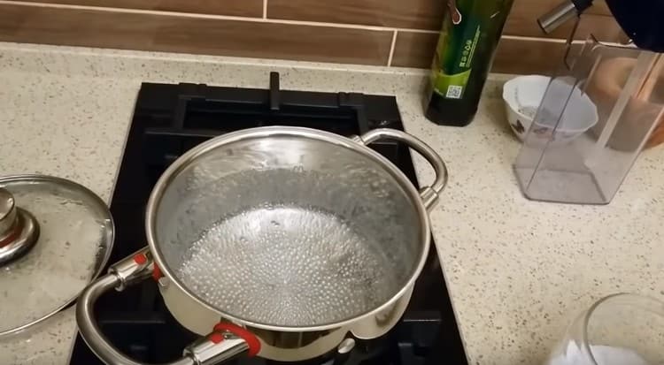 Wasser zum Kochen bringen, Salz hinzufügen.